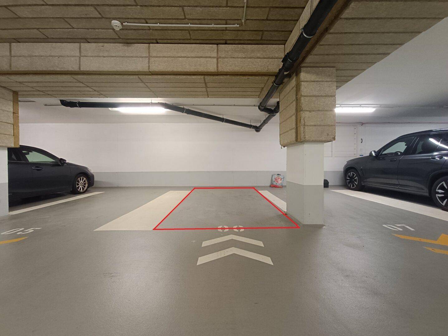 Markierter Parkplatz in der Tiefgarage mit ausreichend Platz für ein Fahrzeug.