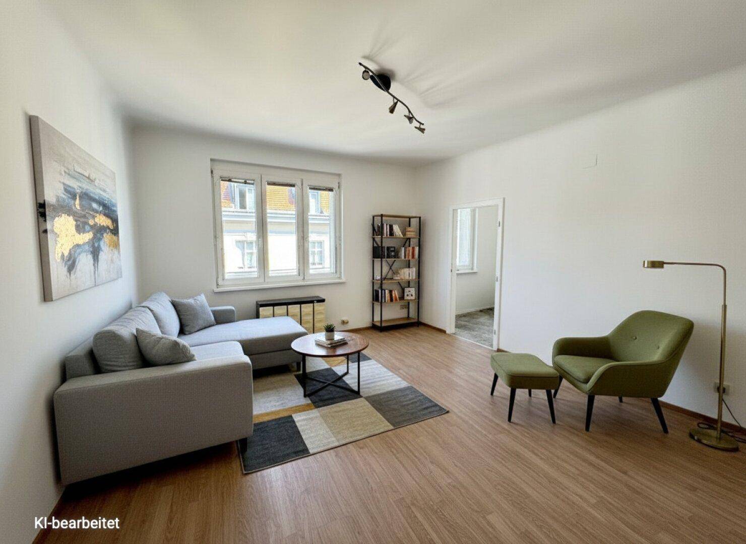 Helles Wohnzimmer mit modernem L-Sofa, grünem Sessel und Holzboden, ideal zum Entspannen.