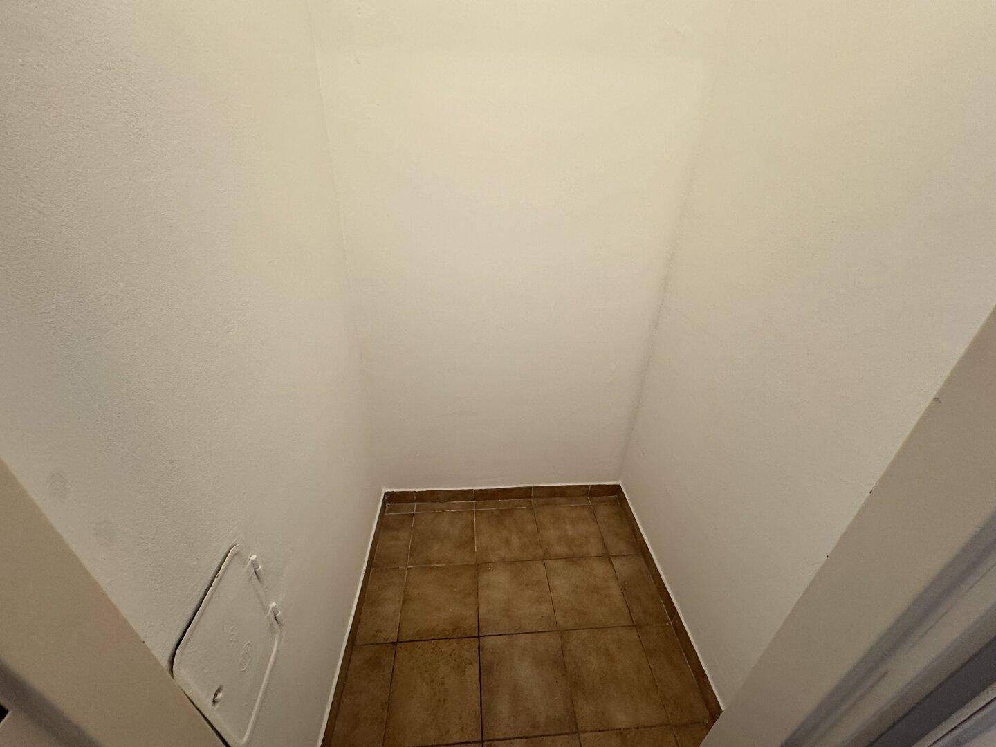 Kleiner Abstellraum mit Fliesenboden, ideal für zusätzlichen Stauraum innerhalb der Wohnung.