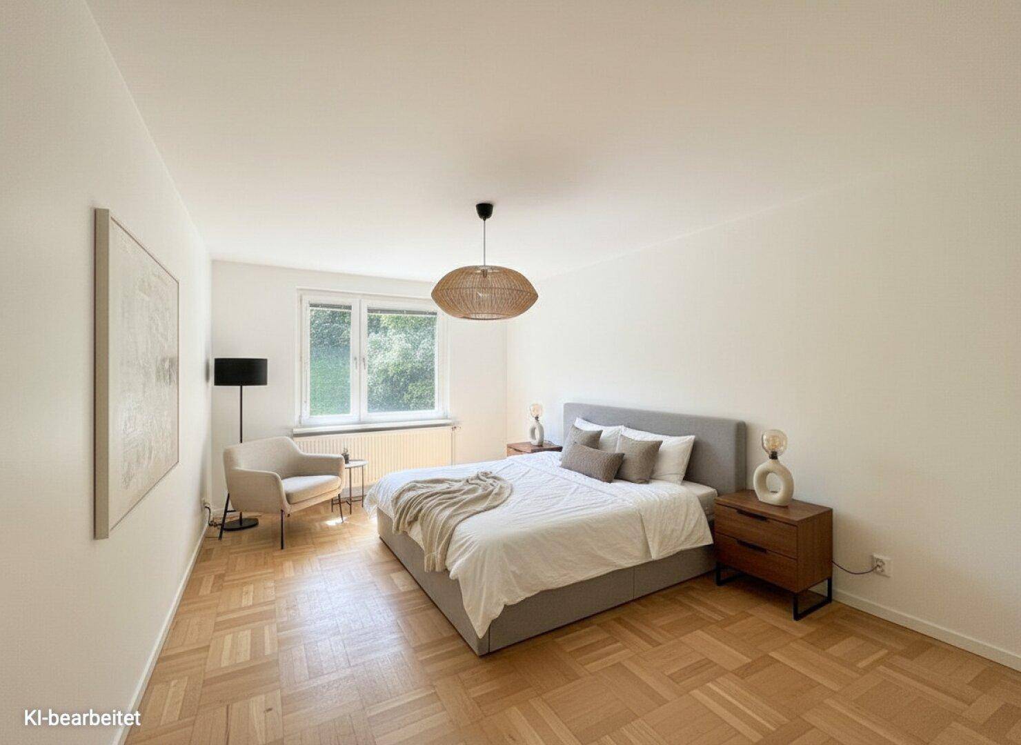 Gemütliches Schlafzimmer mit Parkettboden, großem Fenster und moderner Einrichtung.
