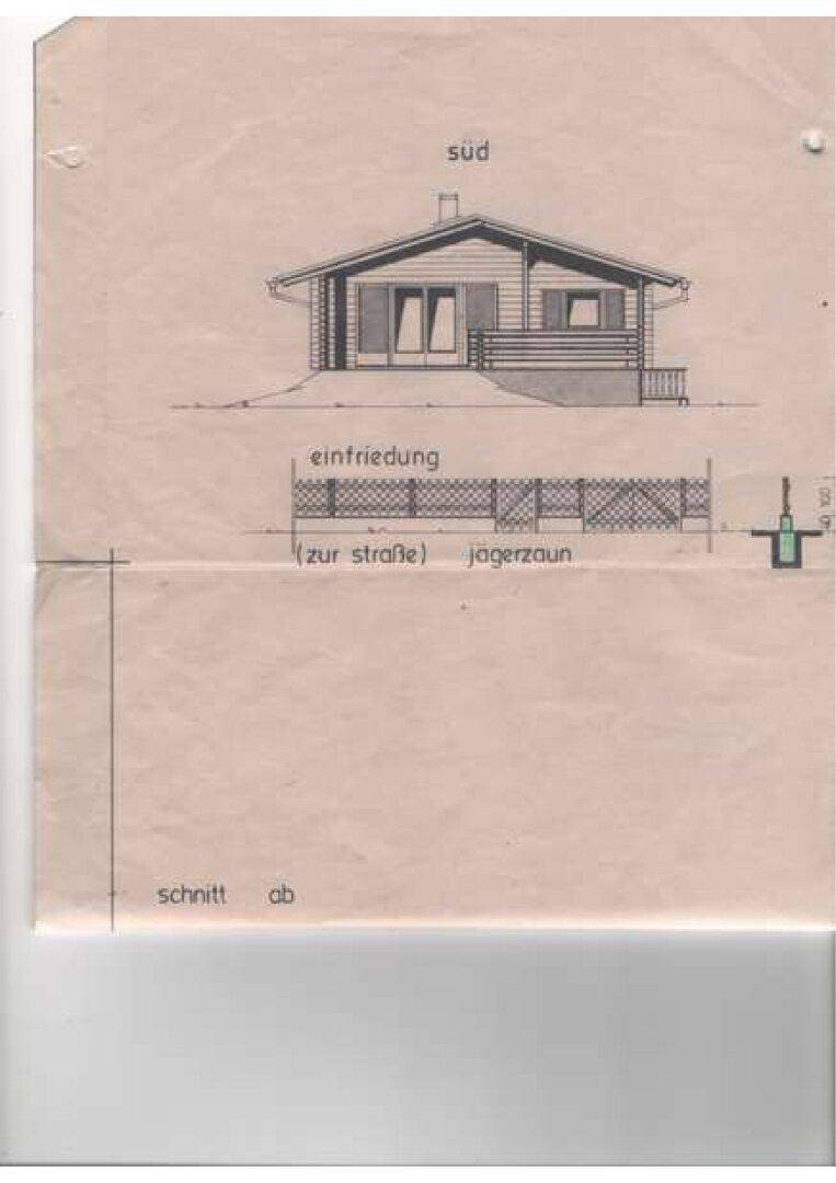 Südansicht des Hauses mit Balkon und Detailzeichnung eines Jägerzauns.
