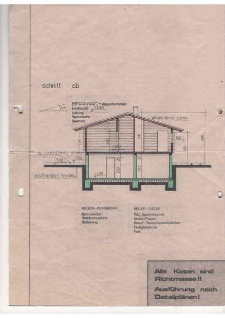 Architektonischer Schnittplan eines Hauses mit Keller und Dachkonstruktion.