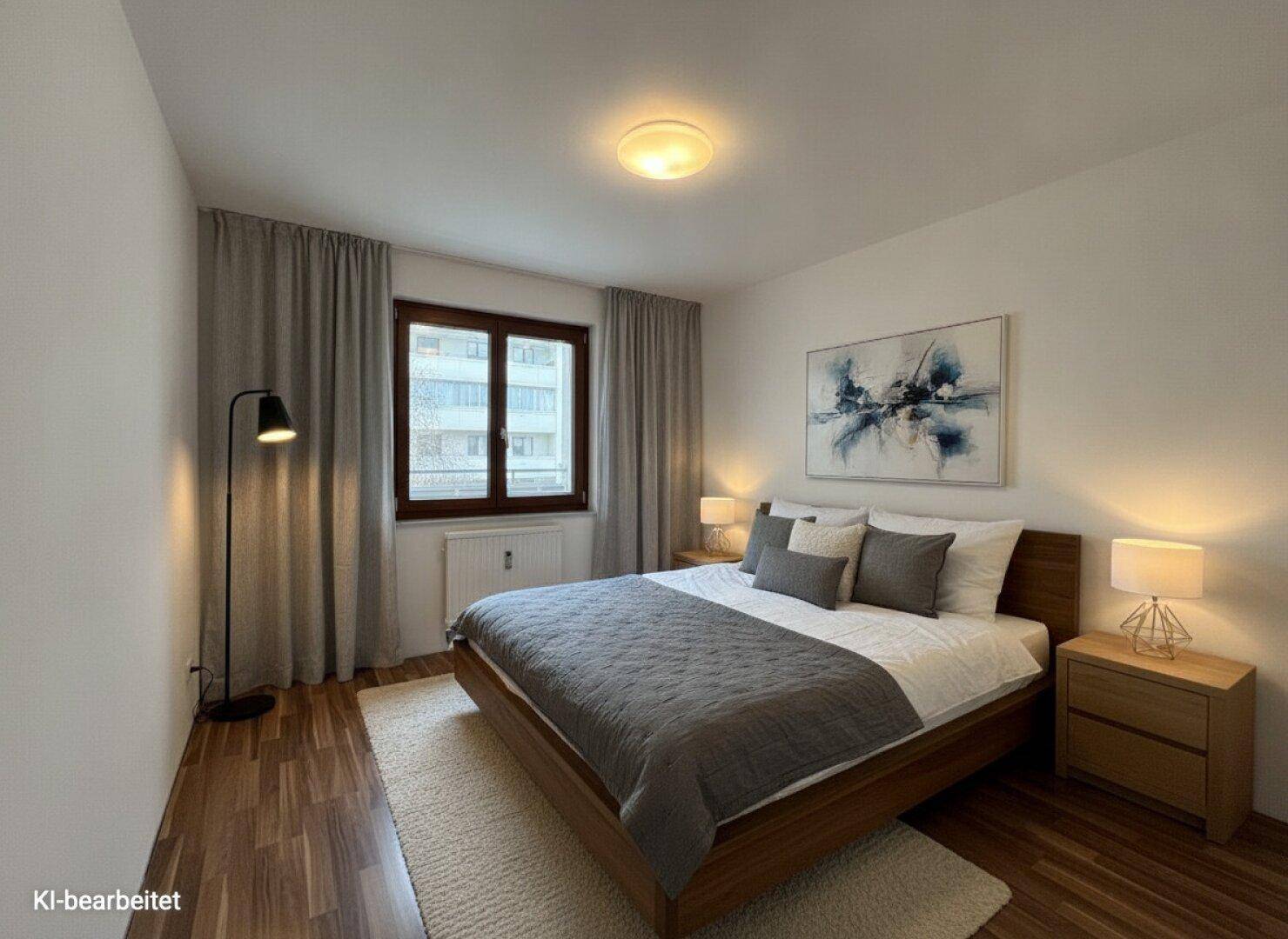 Gemütliches Schlafzimmer mit Holzbett, Parkettboden und großem Fenster.