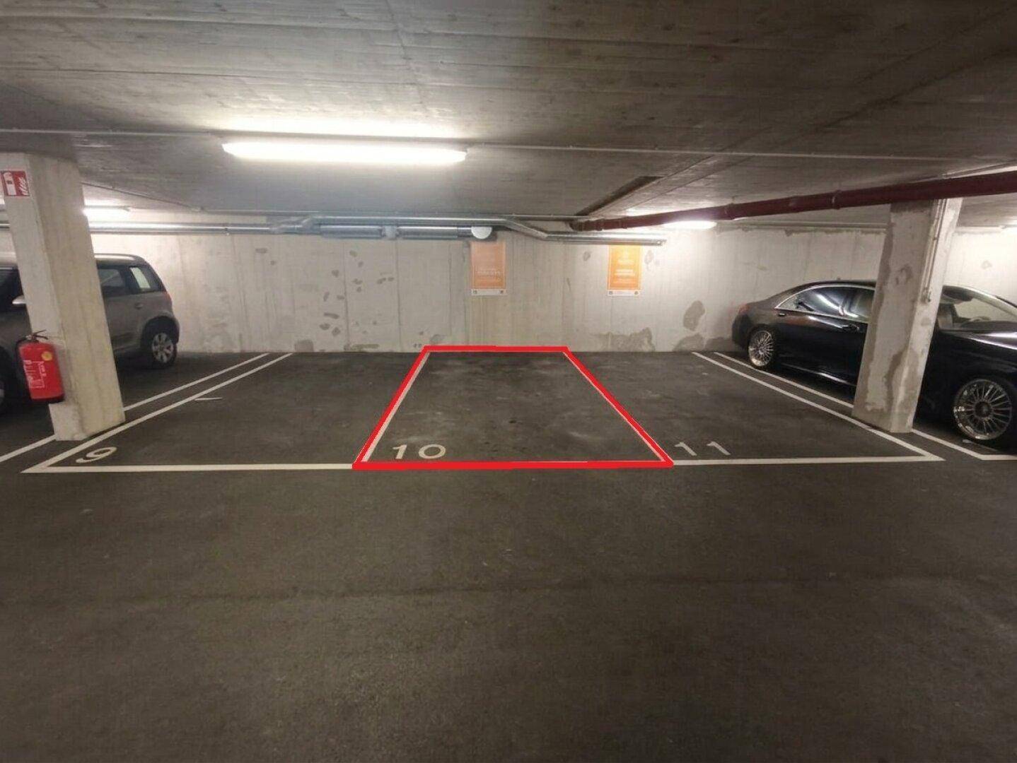 Ein freier Stellplatz Nummer 10 in der Tiefgarage, umgeben von weiteren Parkplätzen.