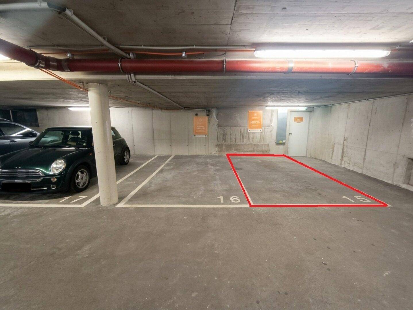 Zwei freie Stellplätze 15 und 16 in der Tiefgarage, bereit zur Nutzung.