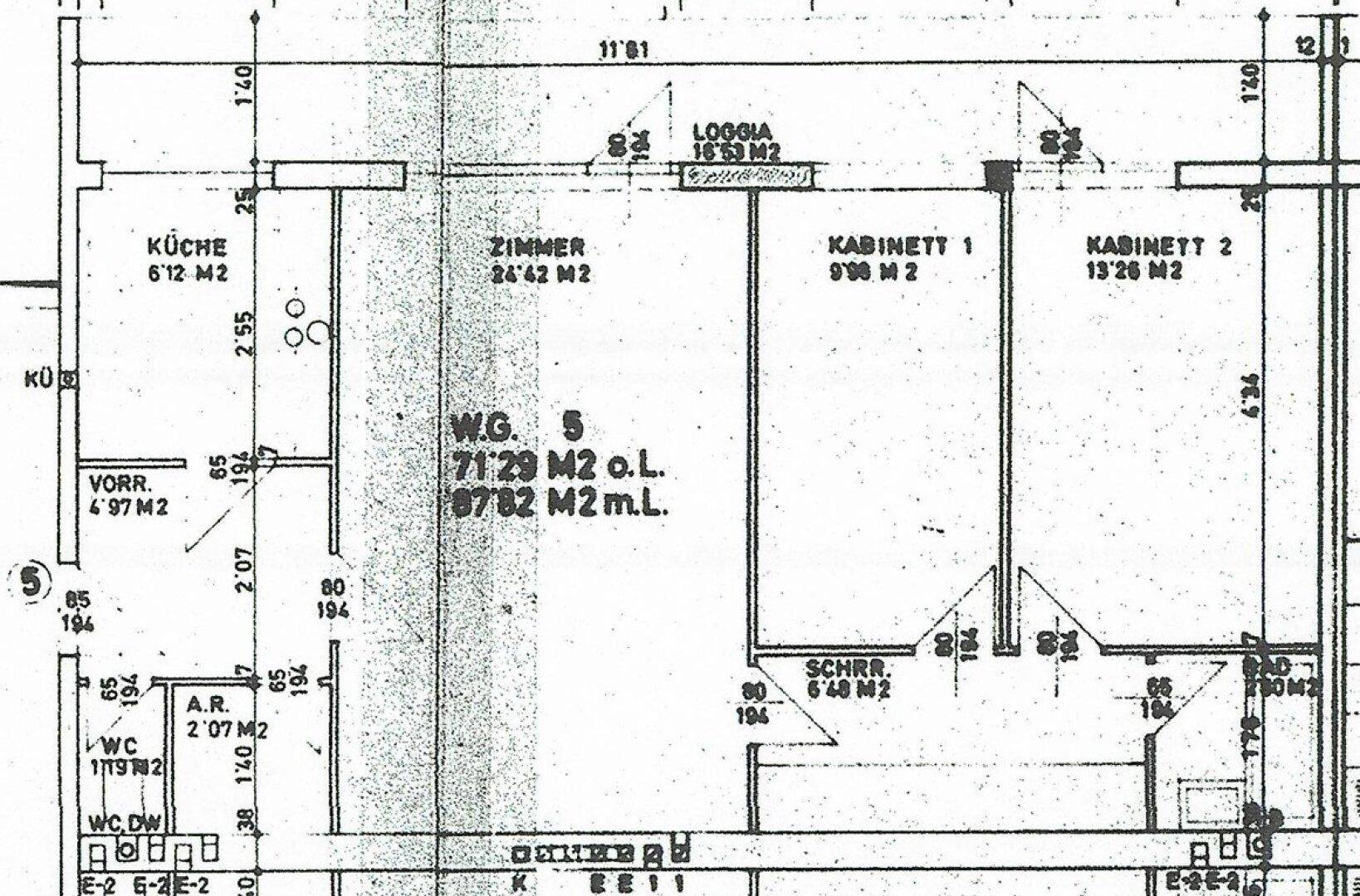 Grundriss einer Wohnung mit Loggia, Küche und mehreren Zimmern.