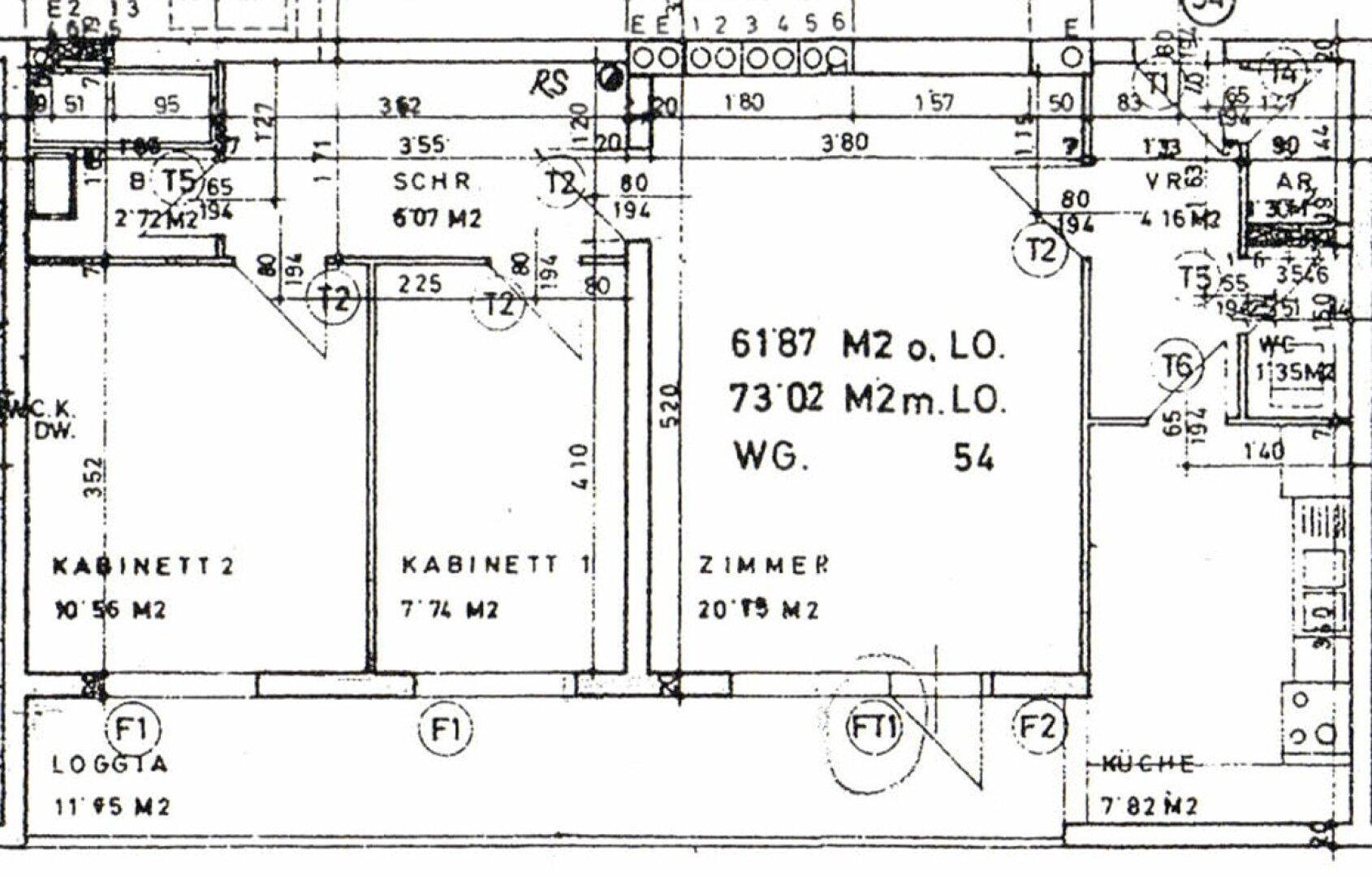 Grundrissplan mit Raumaufteilung, Abmessungen und einer Loggia.