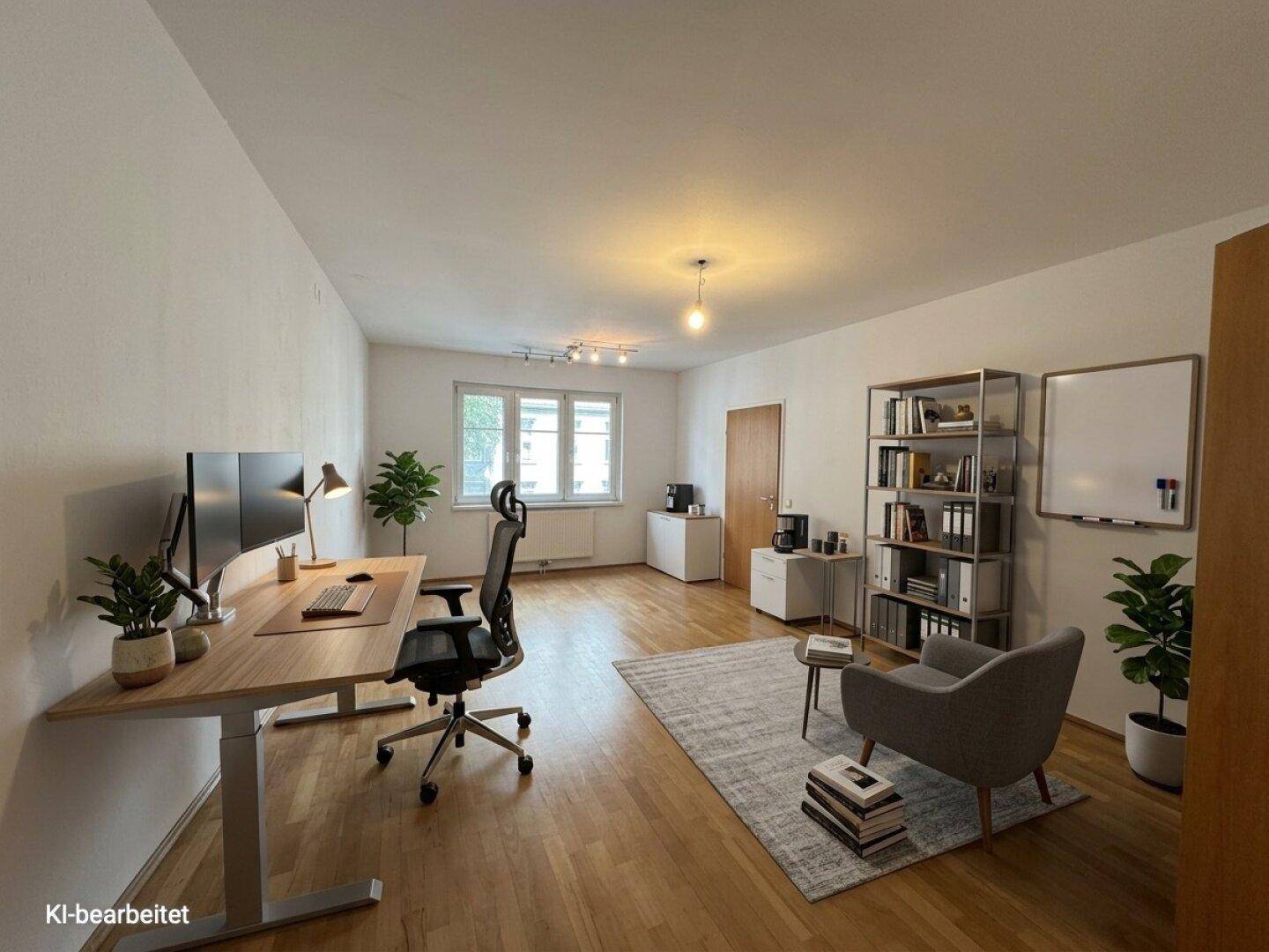 Helles und modernes Büro mit einem Arbeitsplatz, Bücherregal und einer kleinen Sitzecke.