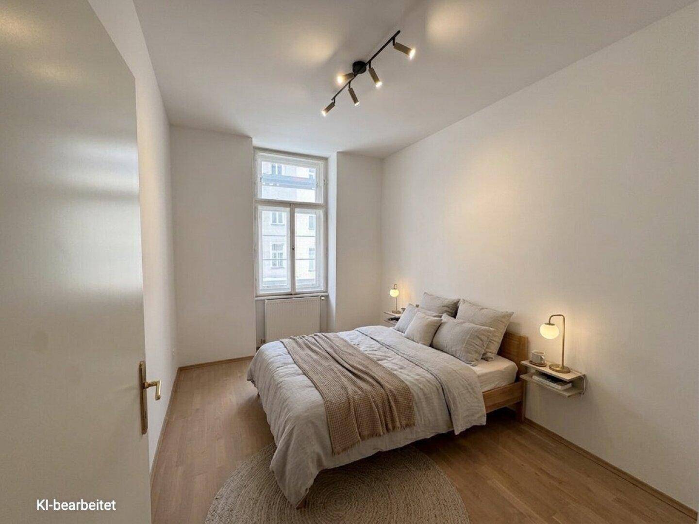 Gemütliches Schlafzimmer mit Holzboden, großem Fenster und minimalistischer Einrichtung.