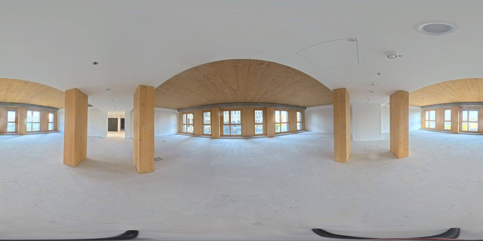 Großer, heller Gewerberaum mit Holzsäulen, gewölbter Holzdecke und zahlreichen Fenstern.