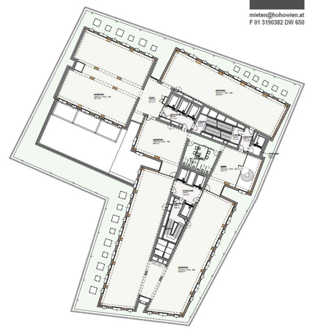 Detaillierter Grundriss einer Etage mit mehreren Gewerbeeinheiten und Treppenhäusern.