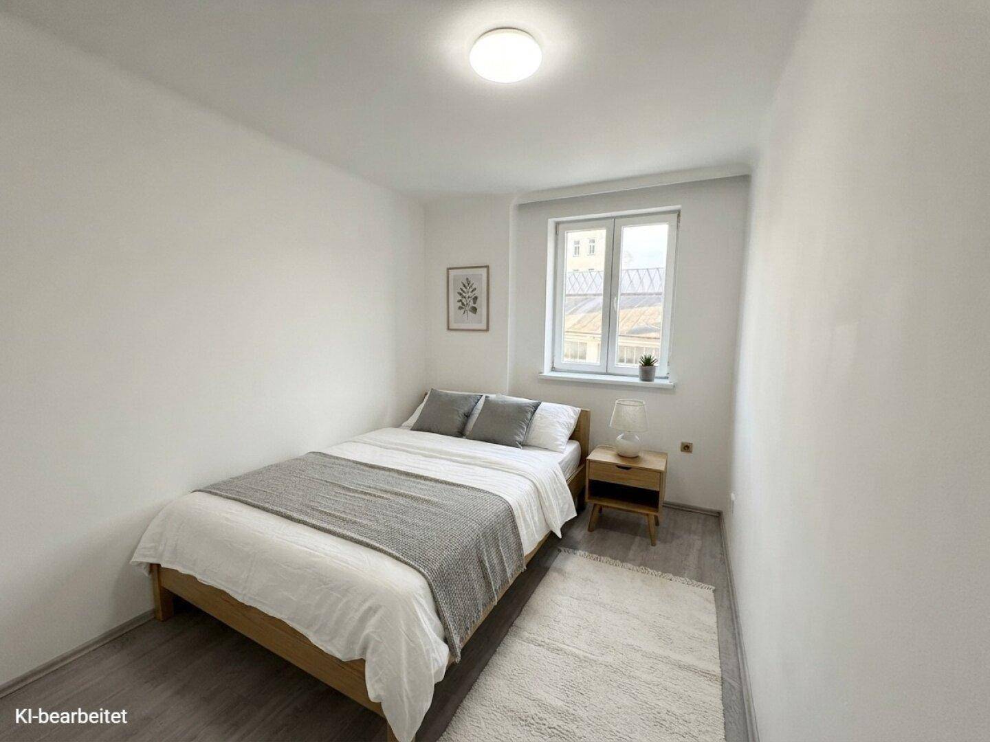 Gemütliches Schlafzimmer mit Doppelbett, Nachttisch und hellem Laminatboden.