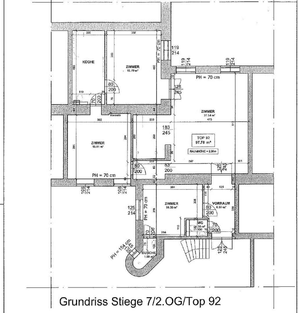 Grundrissplan einer Wohnung mit mehreren Zimmern, zwei Bädern und hohen Decken.