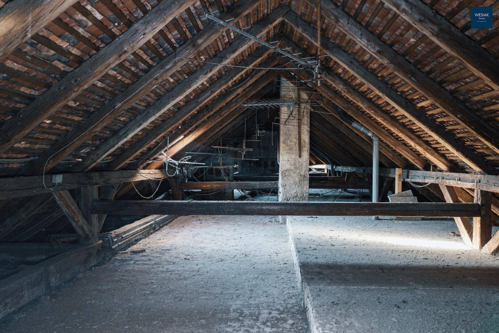 Geräumiger Dachboden mit sichtbaren Holzbalken und viel Potenzial für Ausbau.