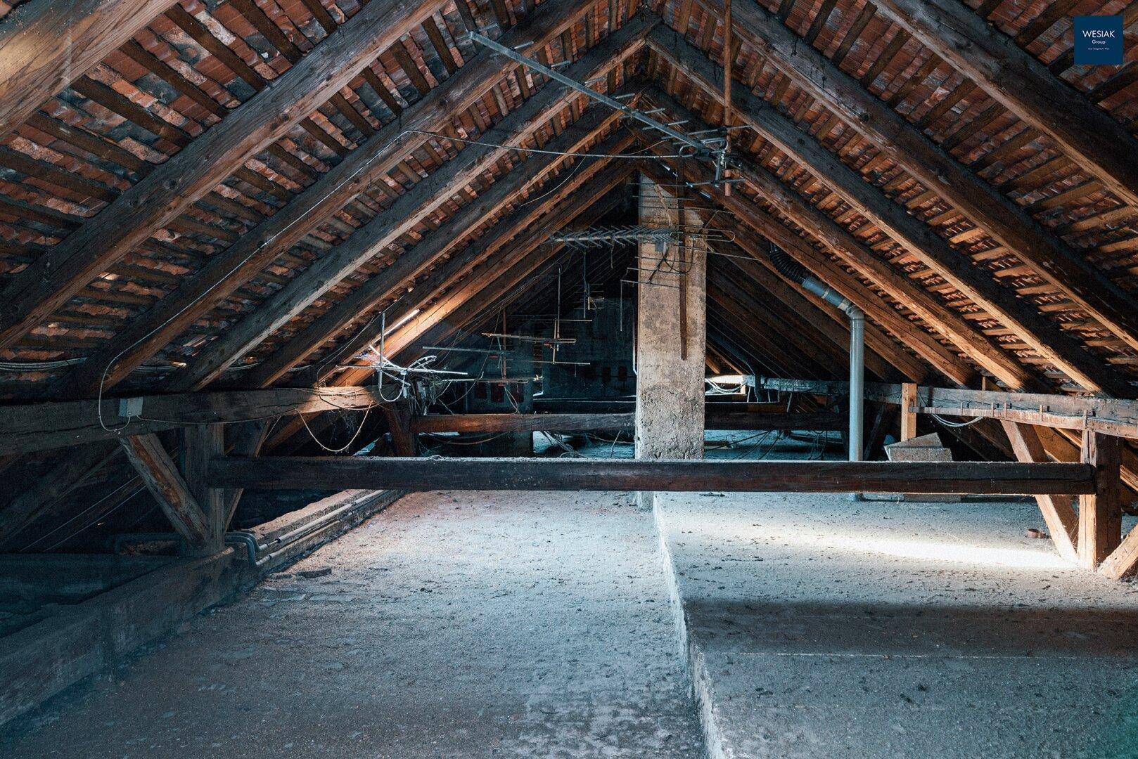 Geräumiger Dachboden mit sichtbaren Holzbalken und viel Potenzial für Ausbau.