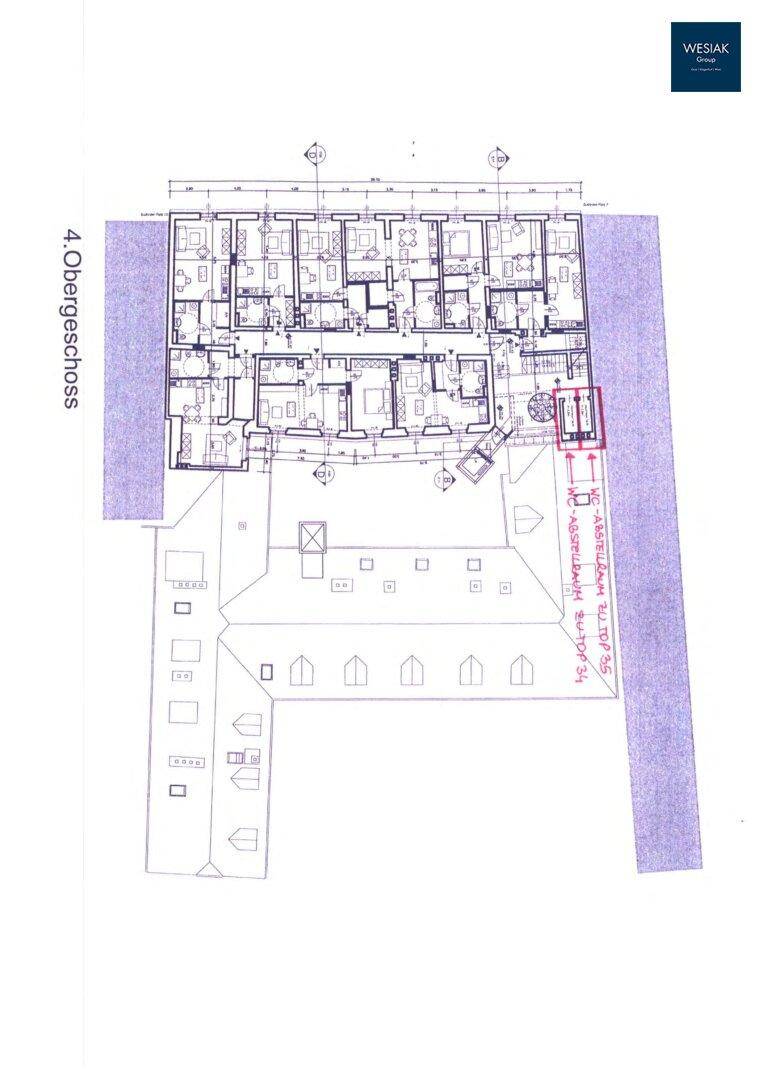 Gesamtgrundriss des 4. Obergeschosses mit verschiedenen Wohneinheiten und Außenbereichen.