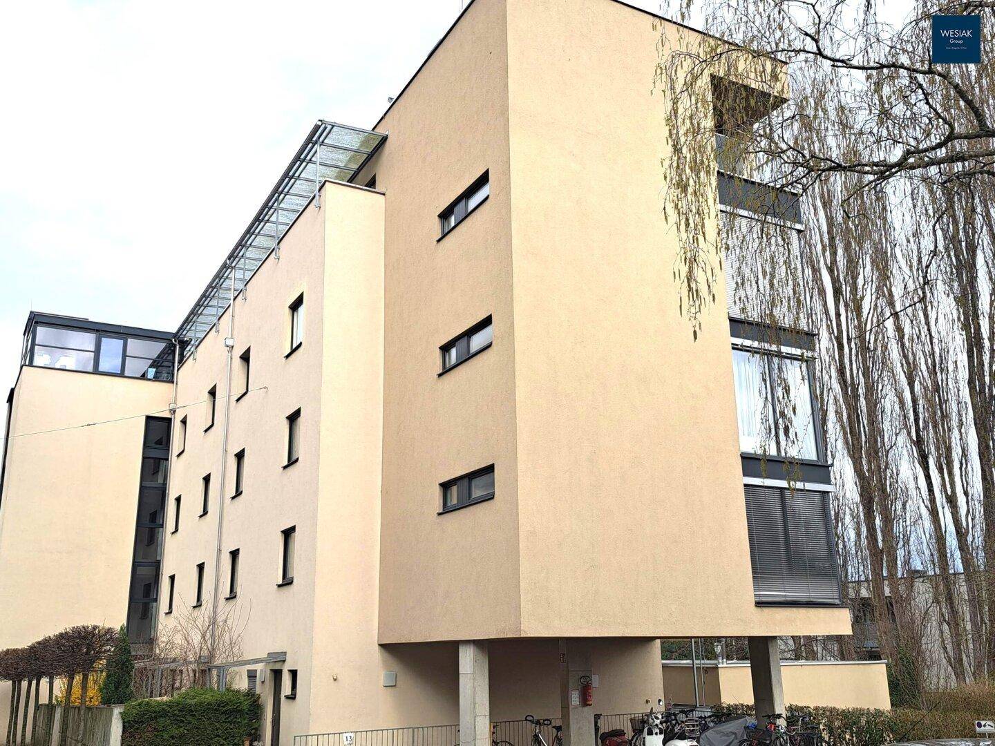 Moderne Architektur des Gebäudes mit großen Fenstern und minimalistischer Fassade.