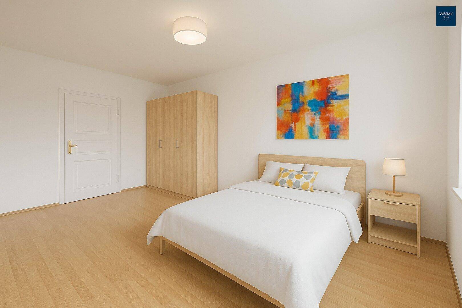 Helles Schlafzimmer mit Holzbett, Nachttisch und farbenfrohem Wandbild, bietet viel Komfort.