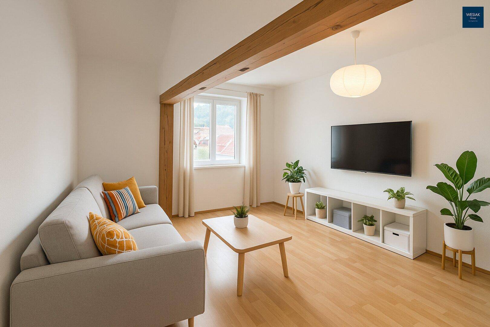 Helles Wohnzimmer mit Holzbalken, Parkettboden und modernem Mobiliar, ideal zum Entspannen.