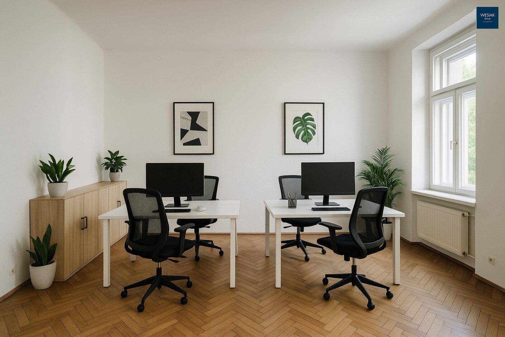 Modernes Büro mit zwei Arbeitsplätzen, hellen Wänden und großen Fenstern für viel Tageslicht.