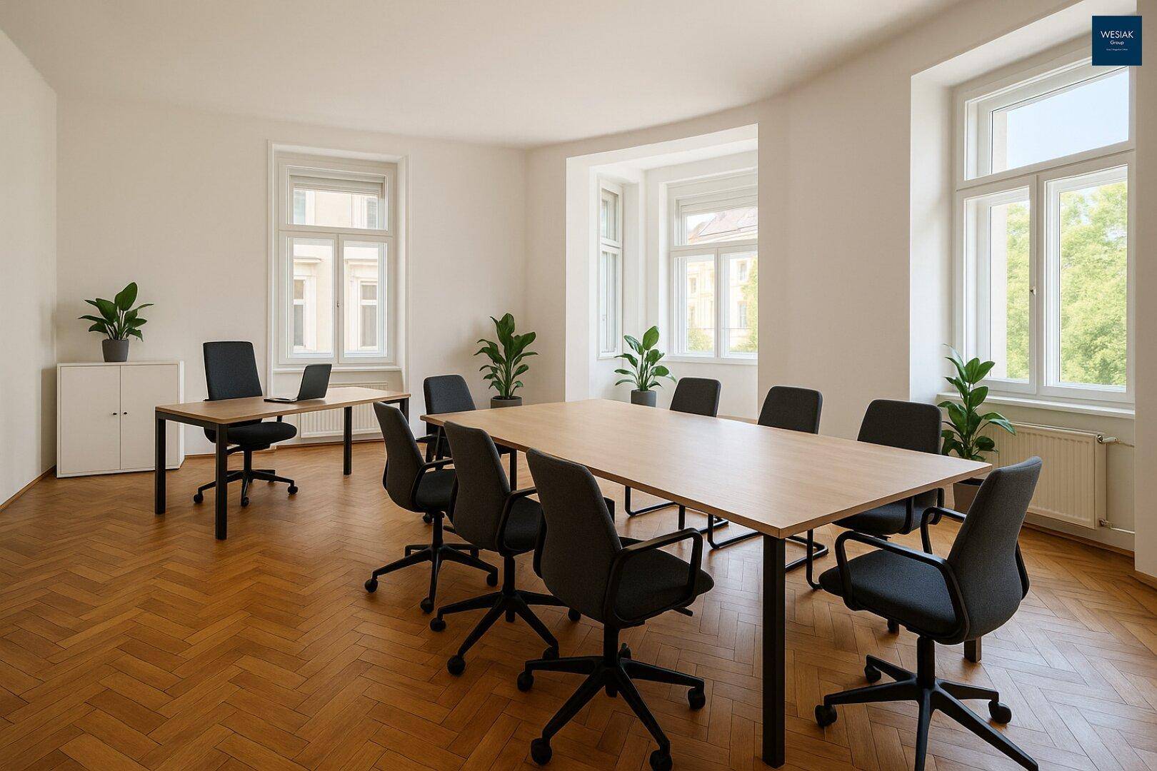 Helles Büro mit mehreren Arbeitsplätzen, großen Fenstern und klassischem Fischgrätparkettboden.
