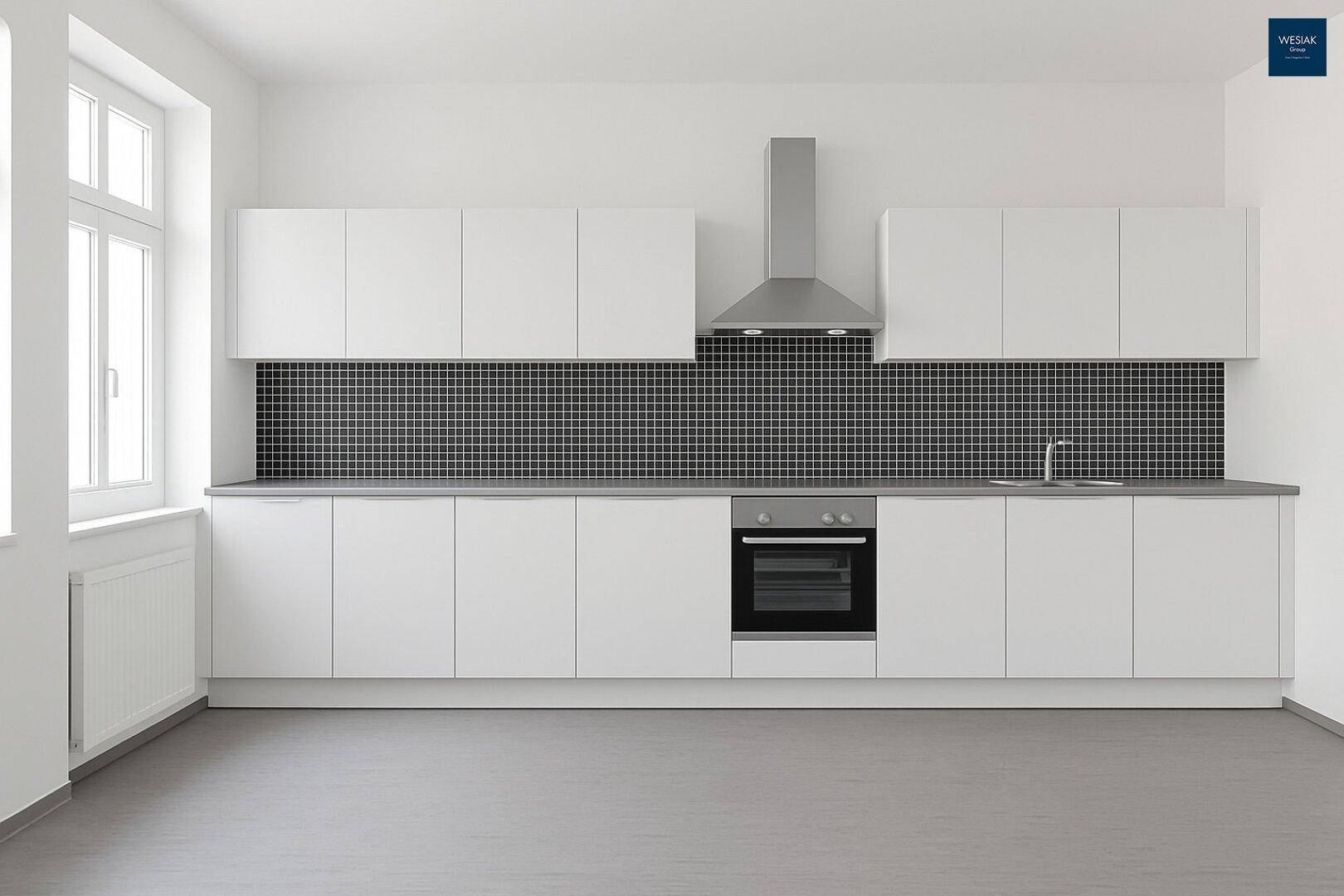 Neue, unmöblierte Küche mit weißen Schränken, schwarzem Fliesenspiegel und integriertem Backofen.