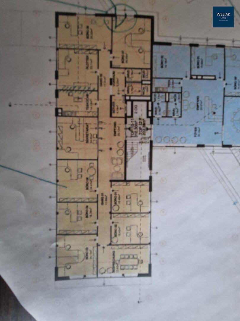 Detaillierter Grundriss eines Bürogebäudes mit verschiedenen Raumaufteilungen und Flächenangaben.