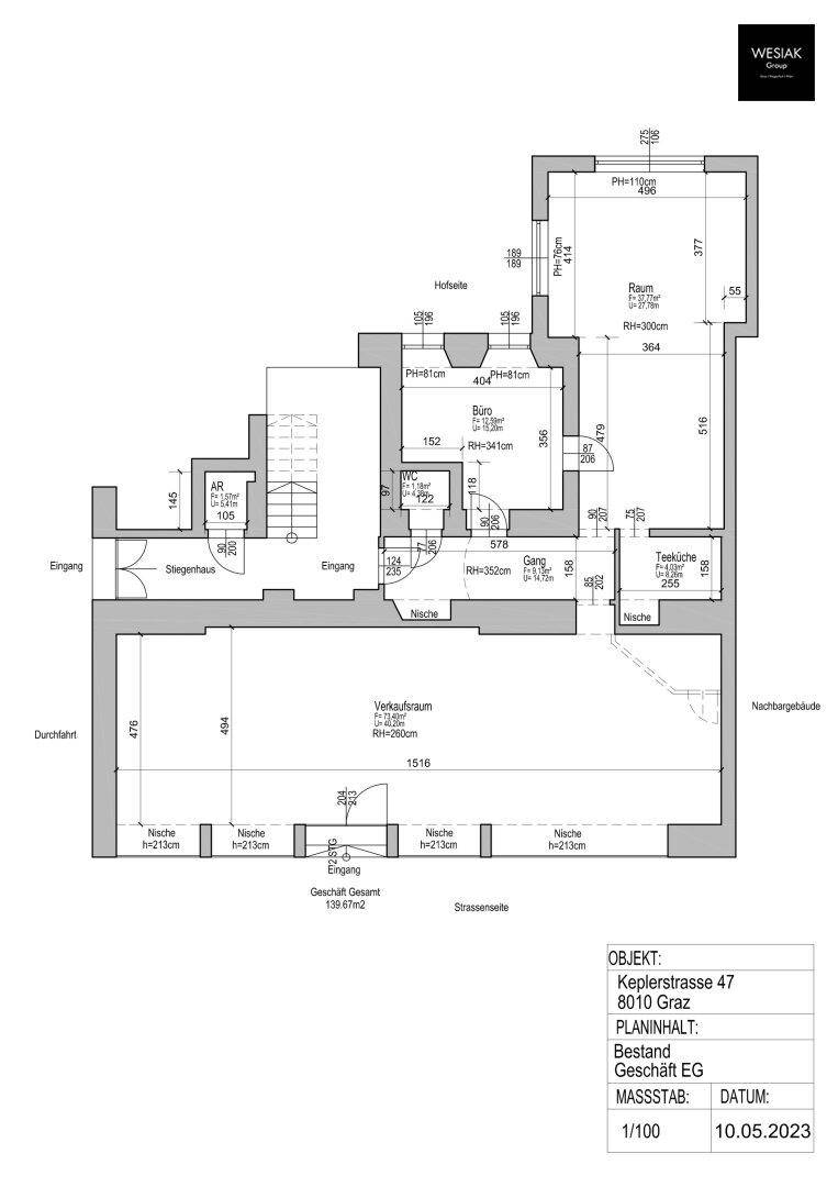 Grundriss des Erdgeschosses mit Verkaufsraum, Büro und Teeküche, inklusive Maßen.