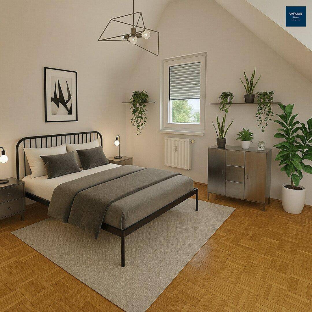 Schlafzimmer im Dachgeschoss mit gemütlichem Bett, Pflanzen und schrägen Decken.