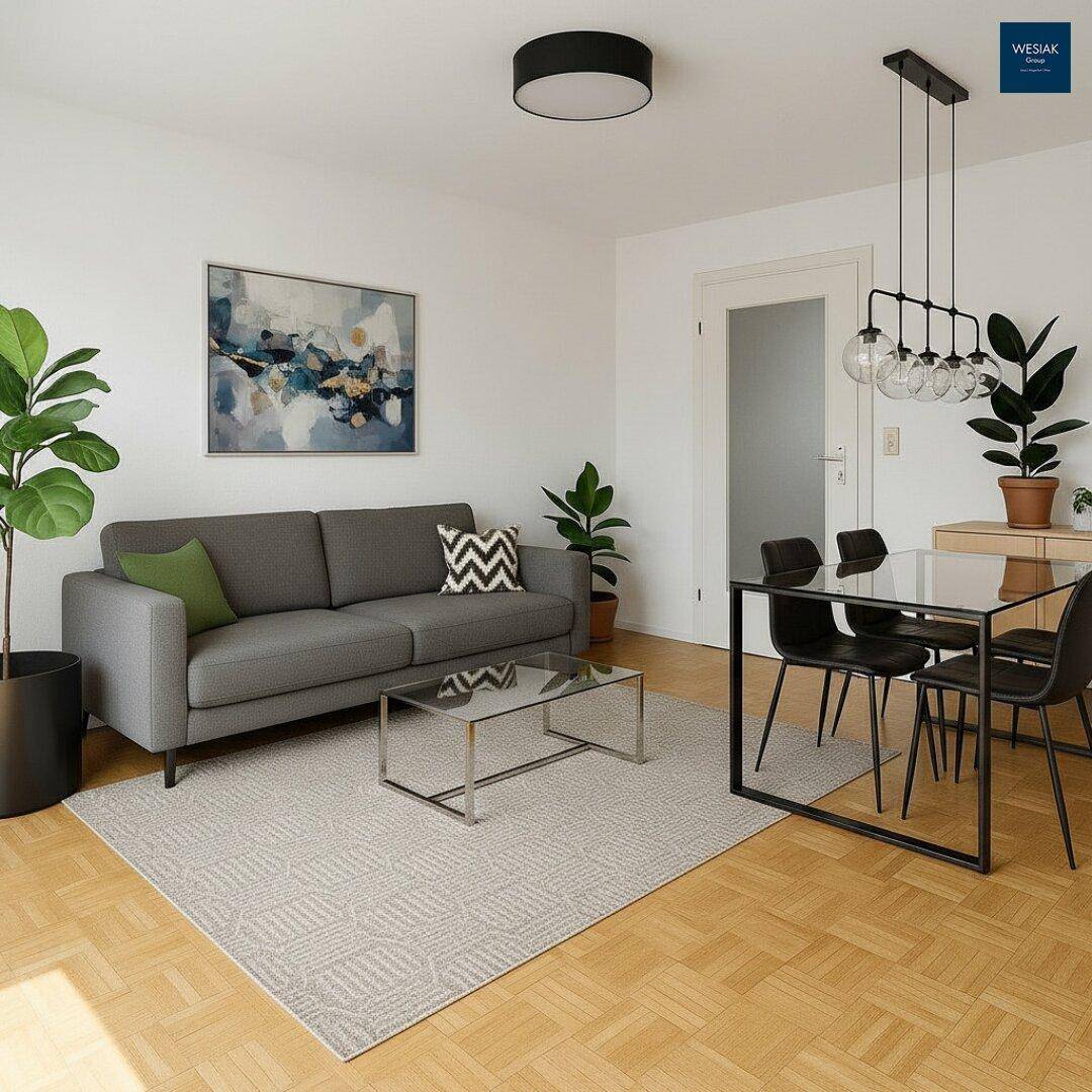 Heller offener Wohn-Essbereich mit modernem Sofa, Esstisch und Parkettboden.