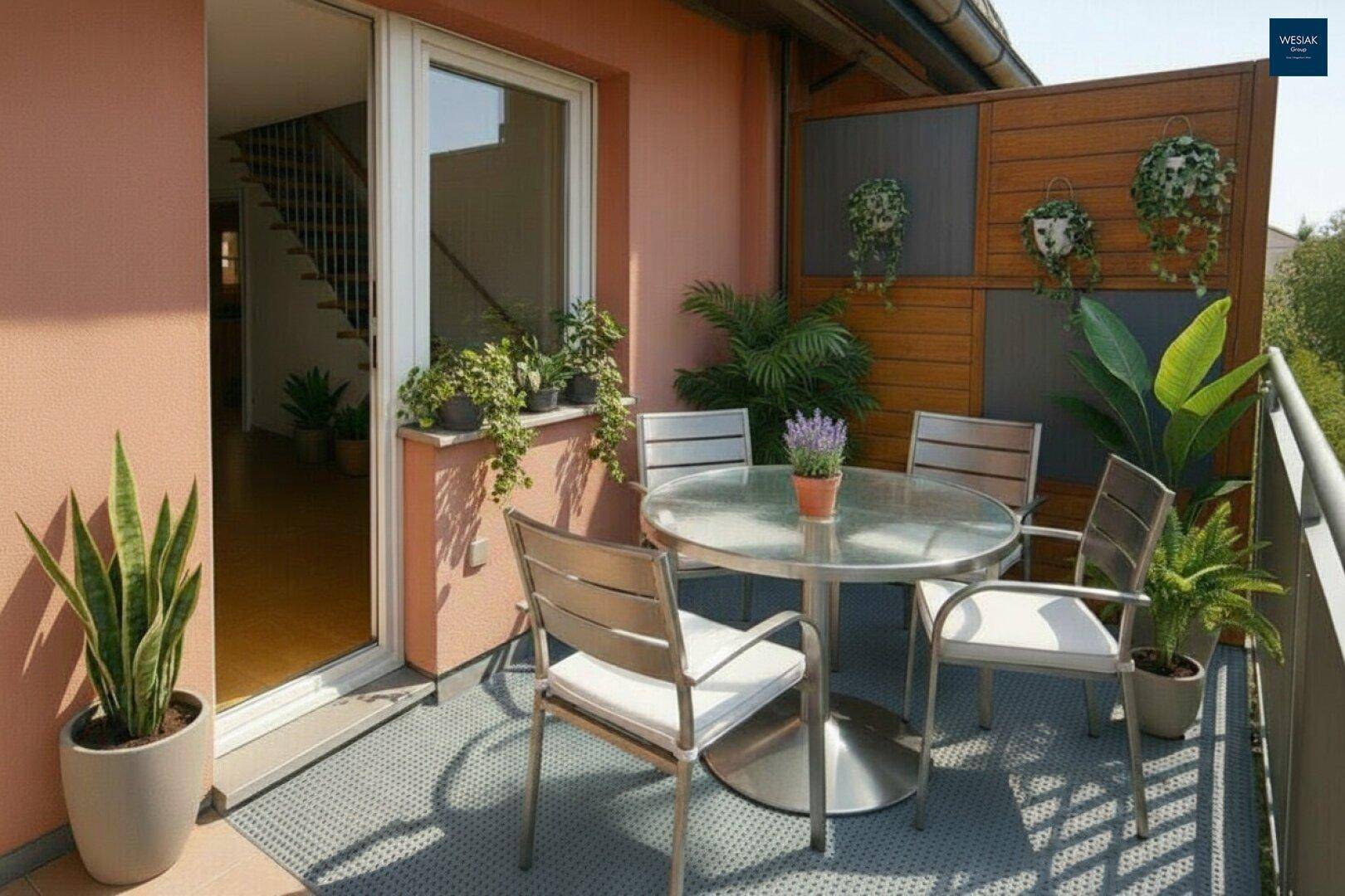 Gemütlicher Balkon mit modernen Sitzgelegenheiten und Pflanzen, ideal zum Entspannen im Freien.