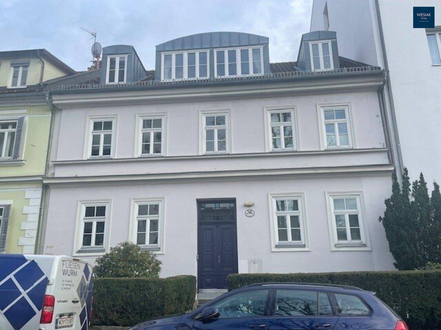 Vorderansicht des historischen Wohnhauses mit Mansarddach und klassischer Fassadengestaltung.