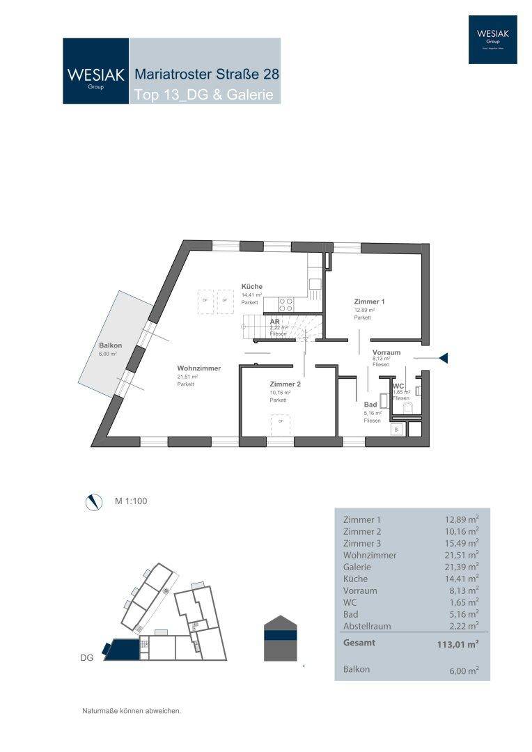 Grundriss der unteren Etage mit Wohnzimmer, Küche, zwei Zimmern, Bad, WC und Balkon.