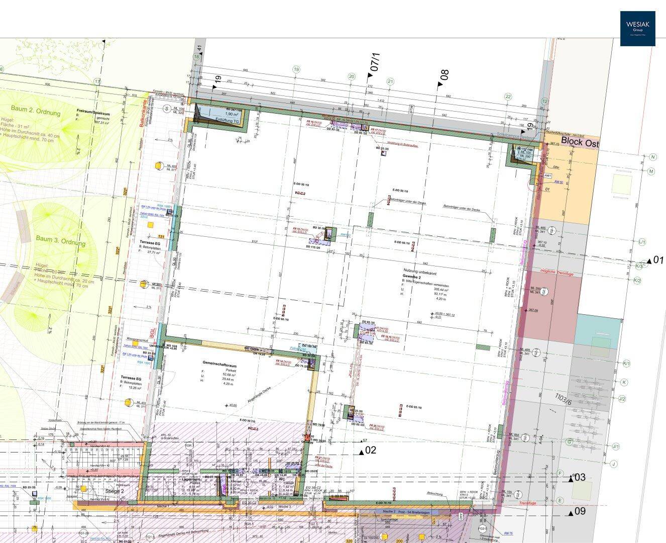 Detaillierter Grundrissplan eines Gebäudekomplexes mit verschiedenen Einheiten und Außenbereichen.