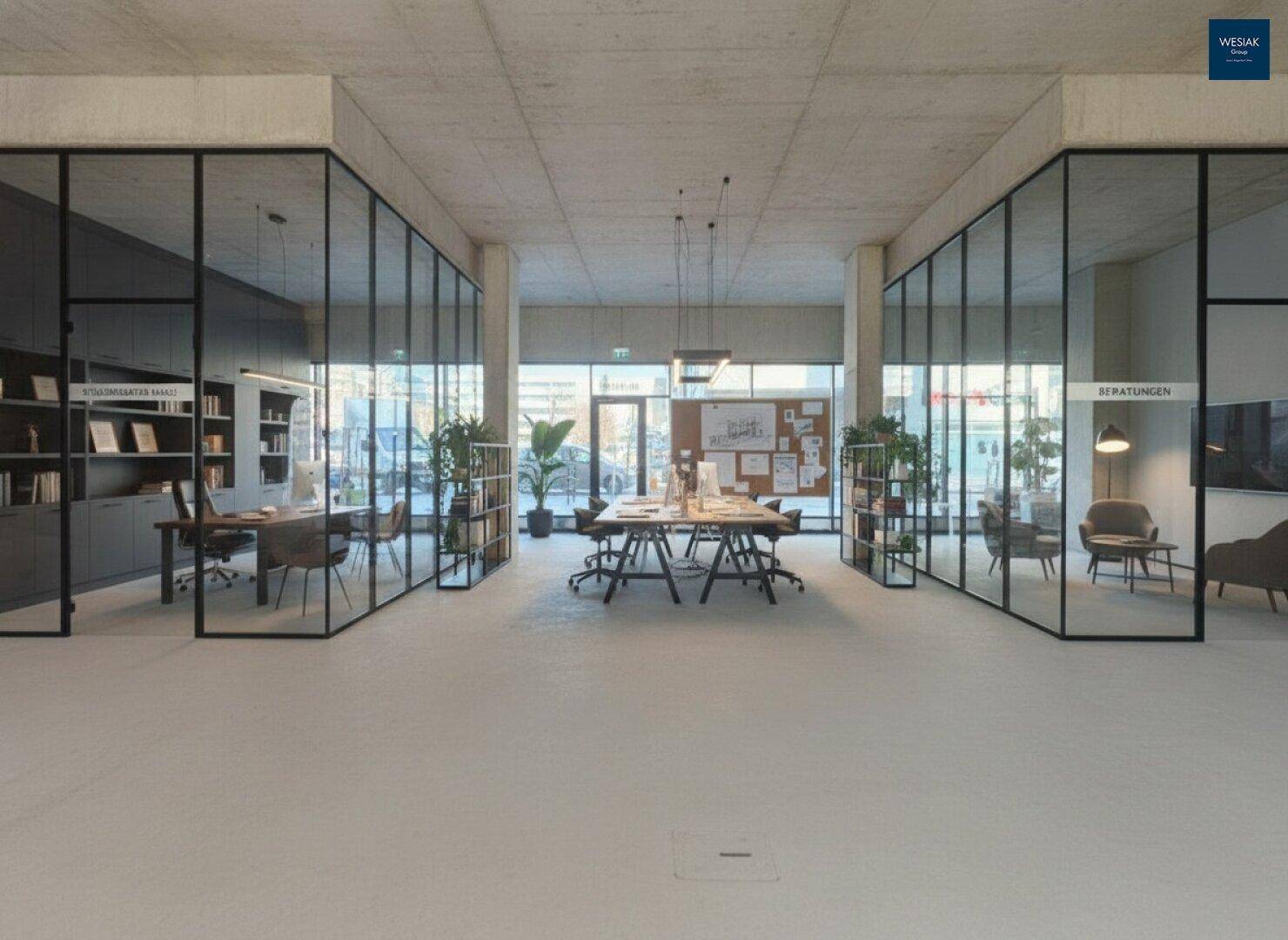 Großzügiges Büro mit Glaswänden, die separate Arbeitsbereiche schaffen, und hohen Decken.