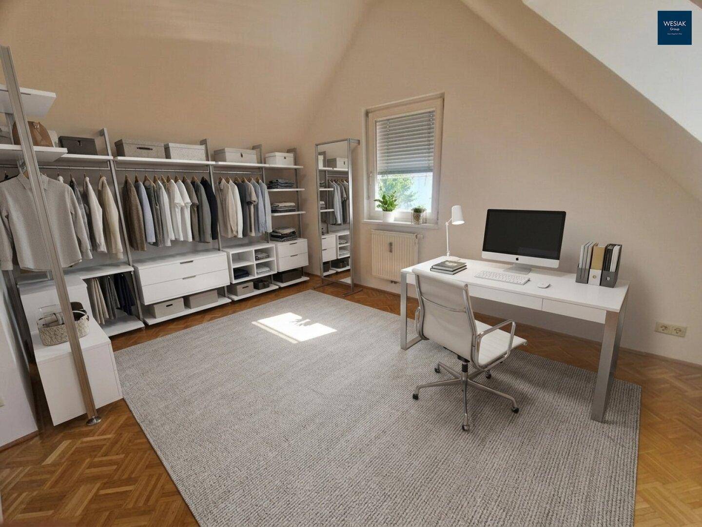 Helles Arbeitszimmer im Dachgeschoss mit integriertem Kleiderschrank, Parkettboden und Fenster.