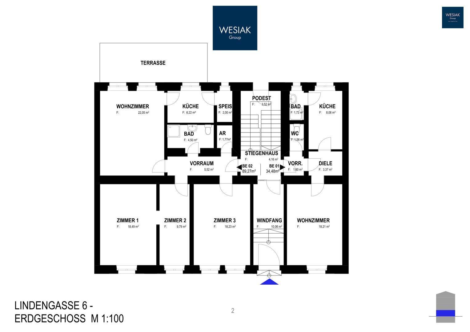 Grundriss des Erdgeschosses mit Wohnzimmer, Küche, Bädern und direktem Zugang zur Terrasse.