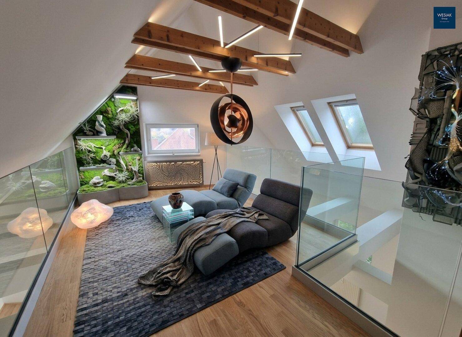 Moderner Wohnbereich im Dachgeschoss mit Designermöbeln, Holzbalken und Dachfenstern, luxuriös ausgestattet.