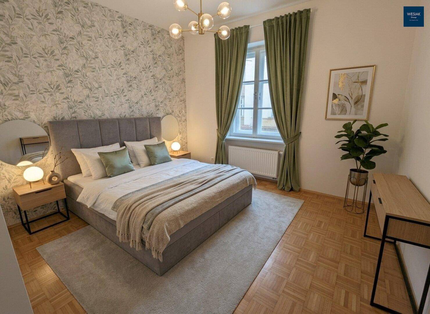 Gemütliches Schlafzimmer mit floraler Tapete, Doppelbett und grünen Vorhängen.
