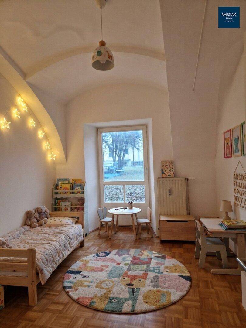 Kinderzimmer mit Einzelbett, Spielbereich und charmantem Gewölbedecke.