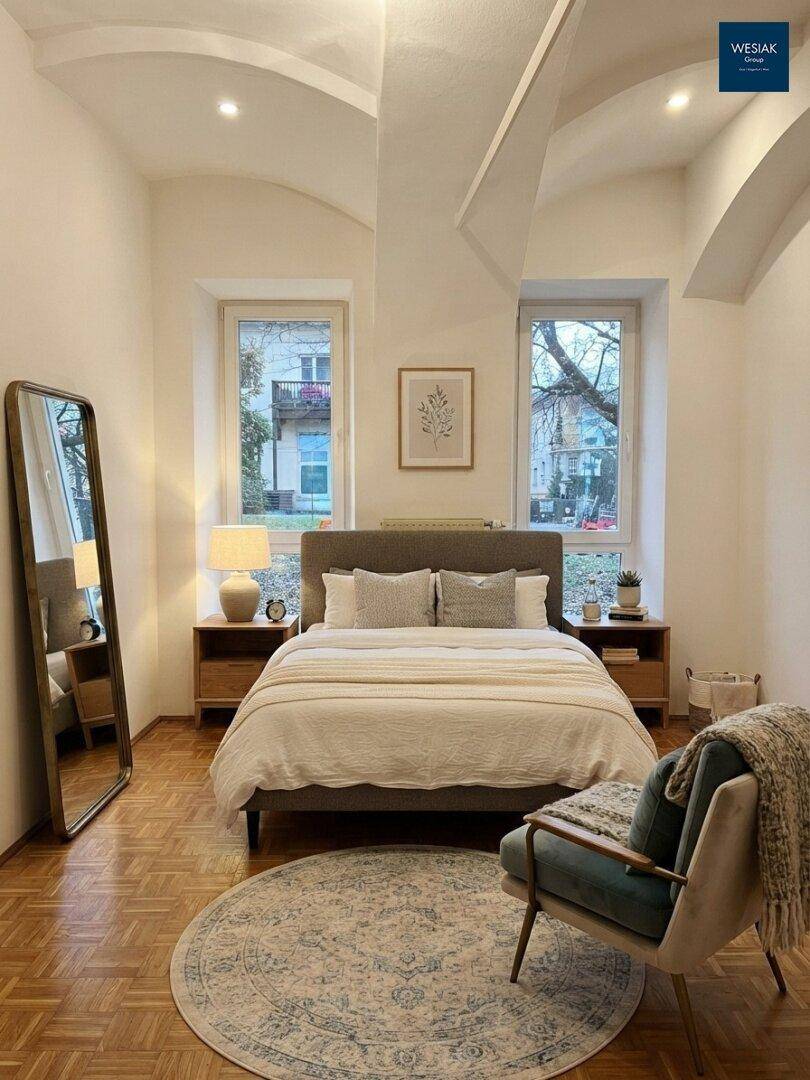 Helles Schlafzimmer mit Doppelbett, großem Spiegel und eleganter Gewölbedecke.