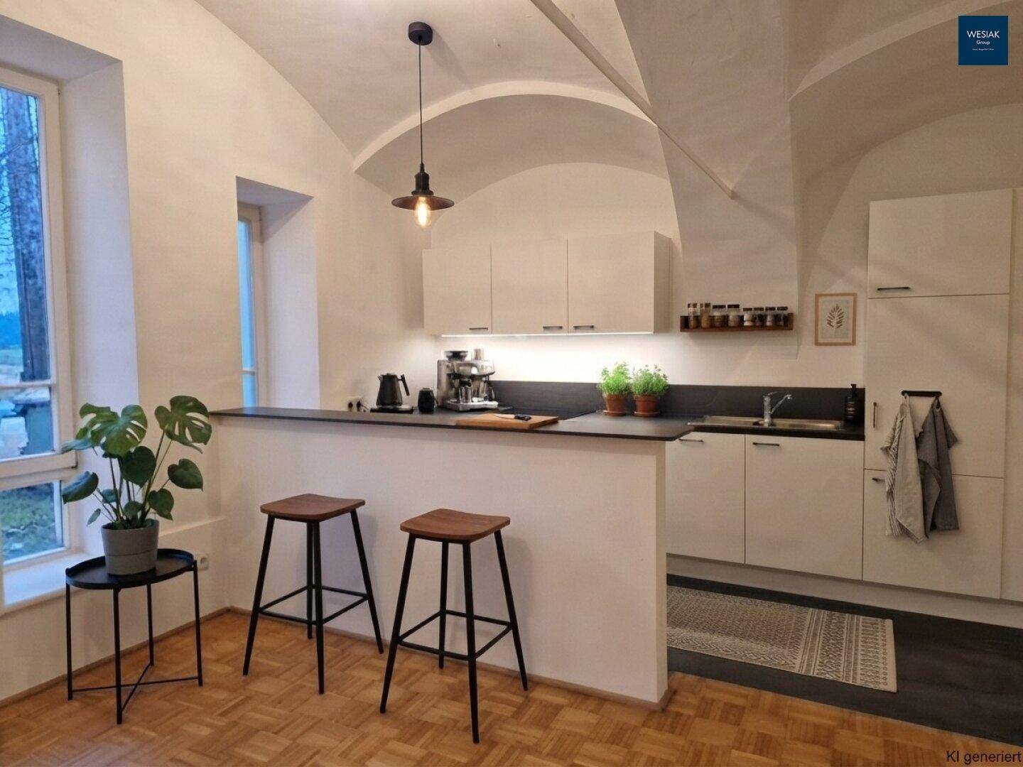 Moderne Küche mit Gewölbedecke, heller Einbauküche, Frühstücksbar und Parkettboden.