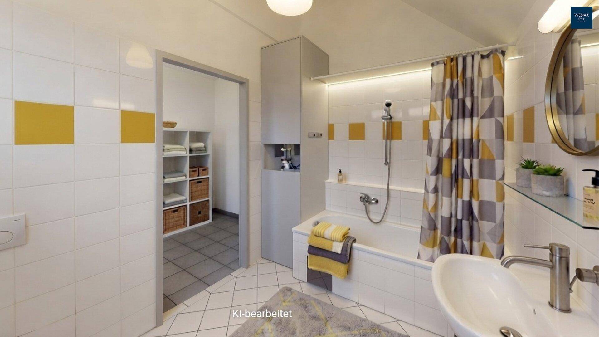 Helles Badezimmer mit Badewanne, Dusche und gelben Akzenten, angrenzend an einen praktischen Abstellraum.