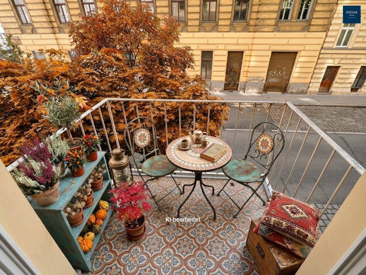 Charmant dekorierter Balkon mit Mosaiktisch und Blick auf die belebte Straße.
