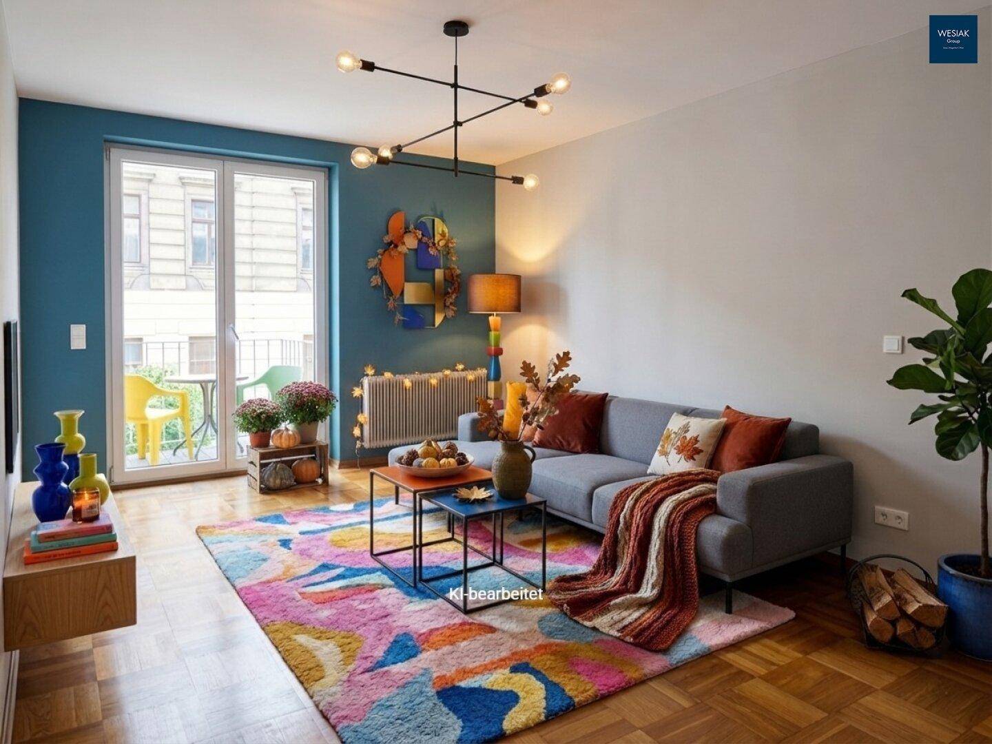 Modernes Wohnzimmer mit farbenfrohem Teppich, bequemer Couch und Zugang zum Balkon.