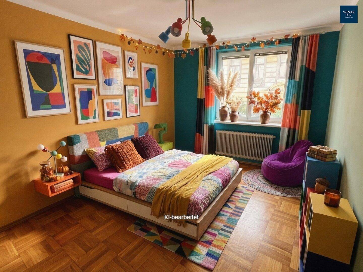 Farbenfrohes Schlafzimmer mit Patchwork-Bett, Kunstwerken und Blick auf die Straße.