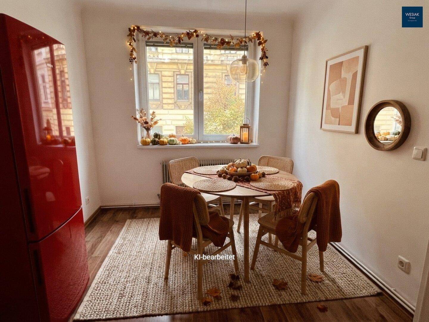 Gemütlicher Essbereich mit Holztisch, Korbstühlen und herbstlicher Dekoration am Fenster.