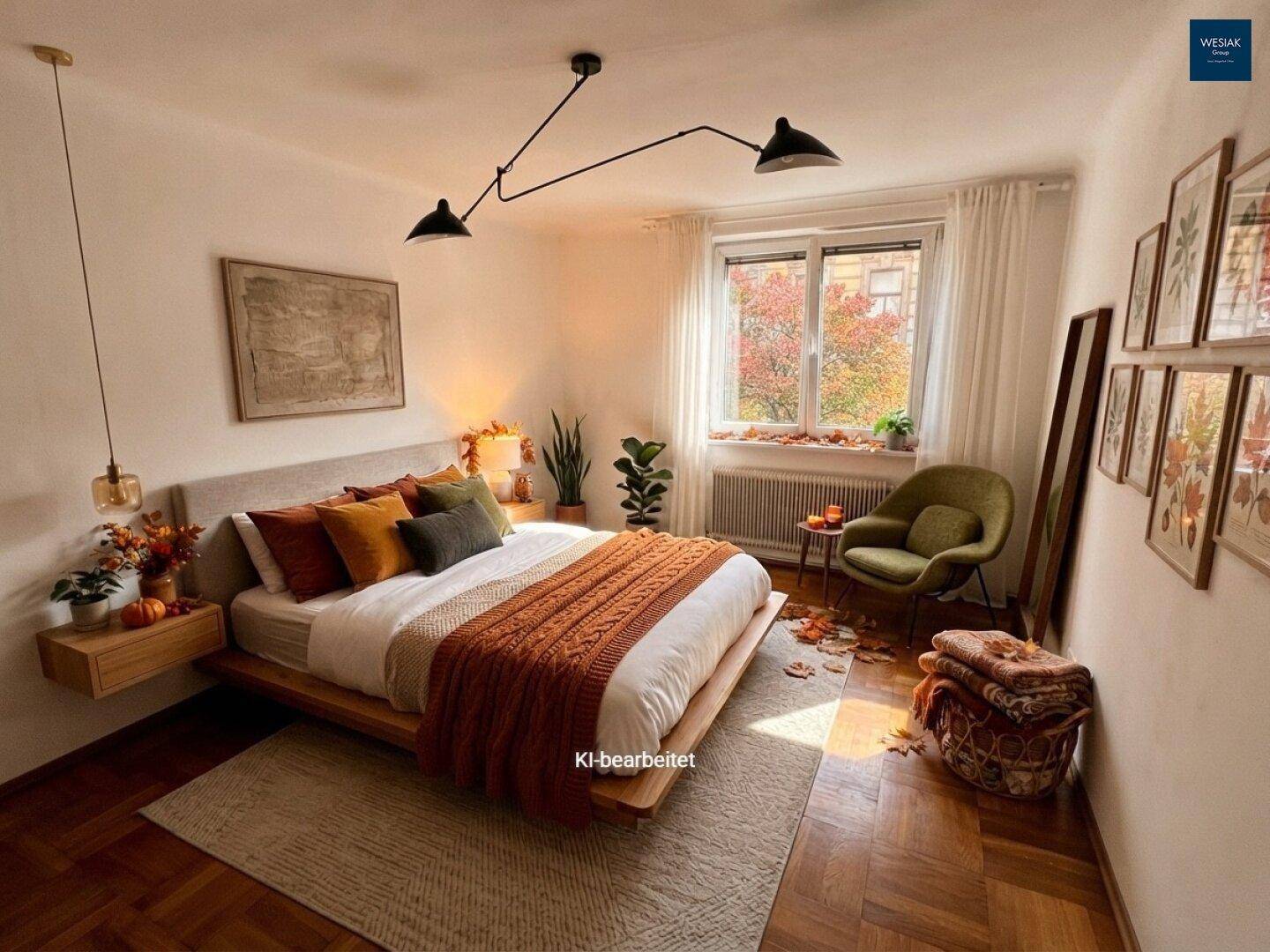 Gemütliches Schlafzimmer mit Holzbett, herbstlicher Dekoration und Parkettboden.