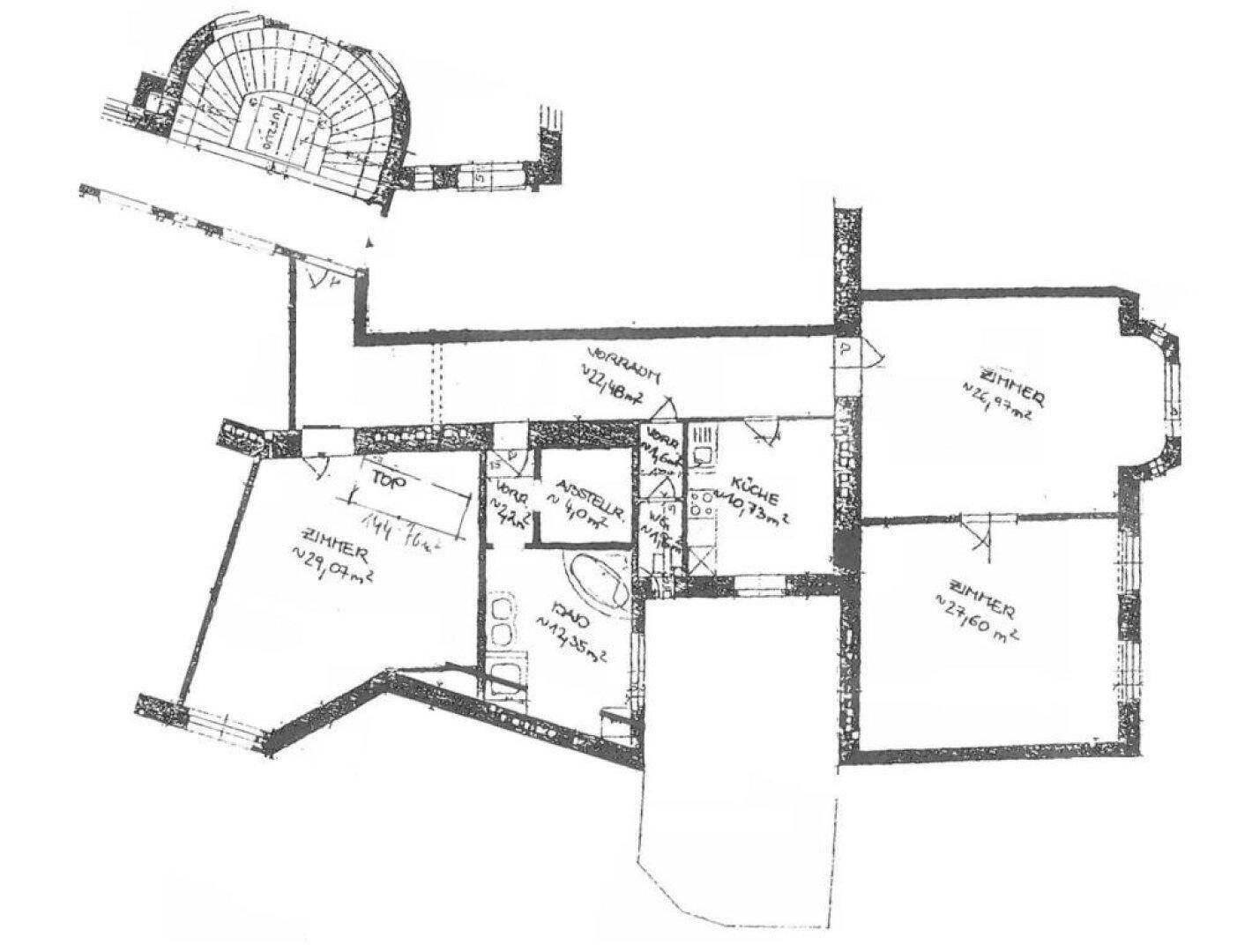 Handgezeichneter Grundriss einer Wohnung mit mehreren Zimmern, Küche und Bad, inklusive Treppenhaus.