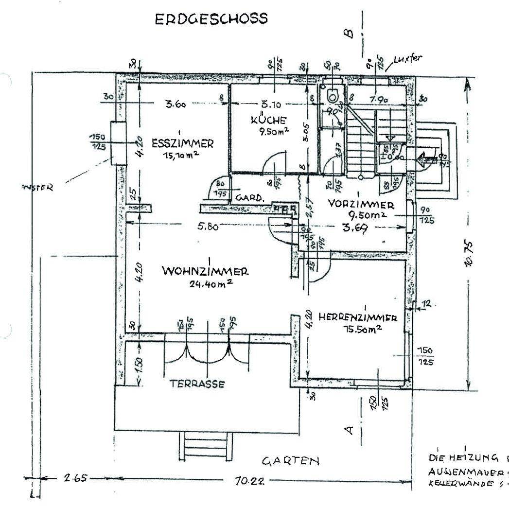 Grundriss des Erdgeschosses mit Wohnzimmer, Esszimmer, Küche und Terrasse.